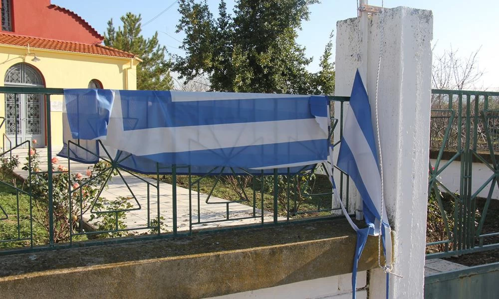 Σκισμένη και πεταμένη η Ελληνική Σημαία στο χωριό του κατασκόπου!
